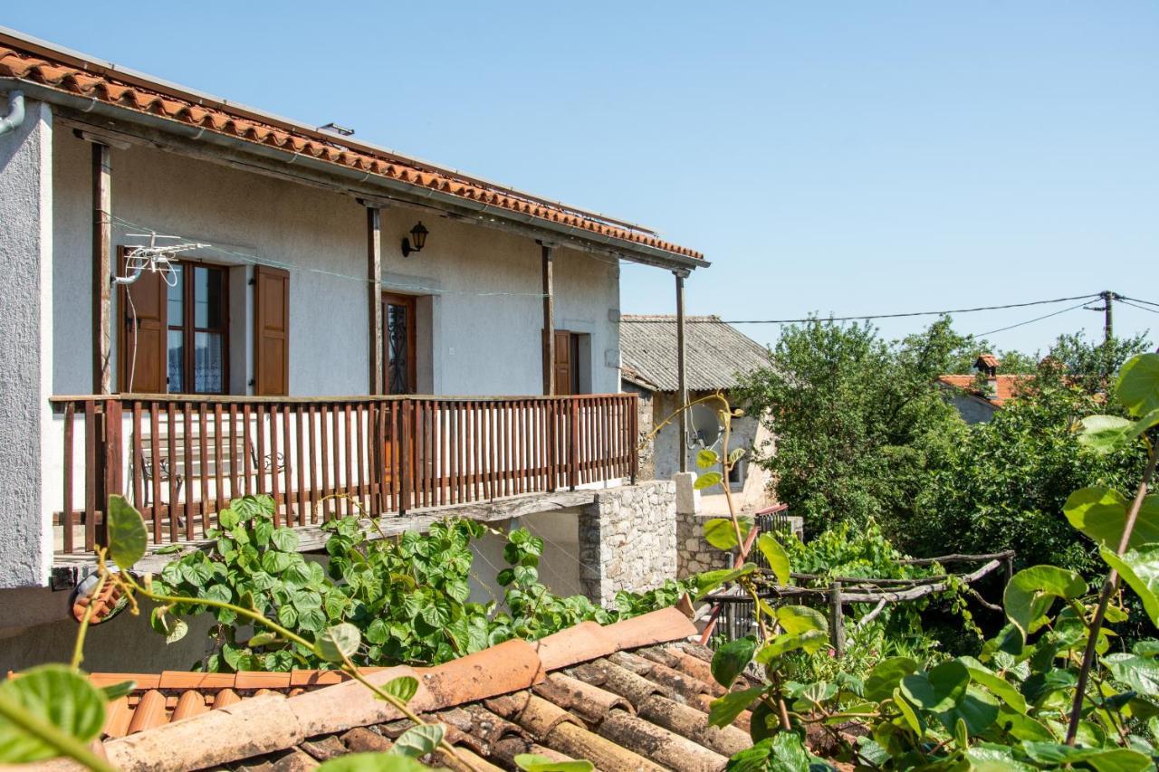 Apartma Na Skdnu Dutovlje Exterior photo